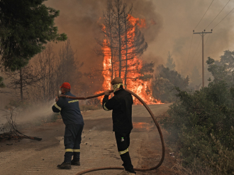 Καλύτερη η εικόνα από τις πυρκαγιές σε Κουβαρά, Κερατέα, Λουτράκι – Οριοθετήθηκε στο Καπαρέλλι – Ενεργά μέτωπα σε Καλύβια, Δερβενοχώρια