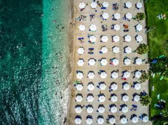 Νέοι κανόνες για παραλίες και αιγιαλό: Οι υποχρεώσεις των παραχωρησιούχων και τα πρόστιμα για τους παραβάτες