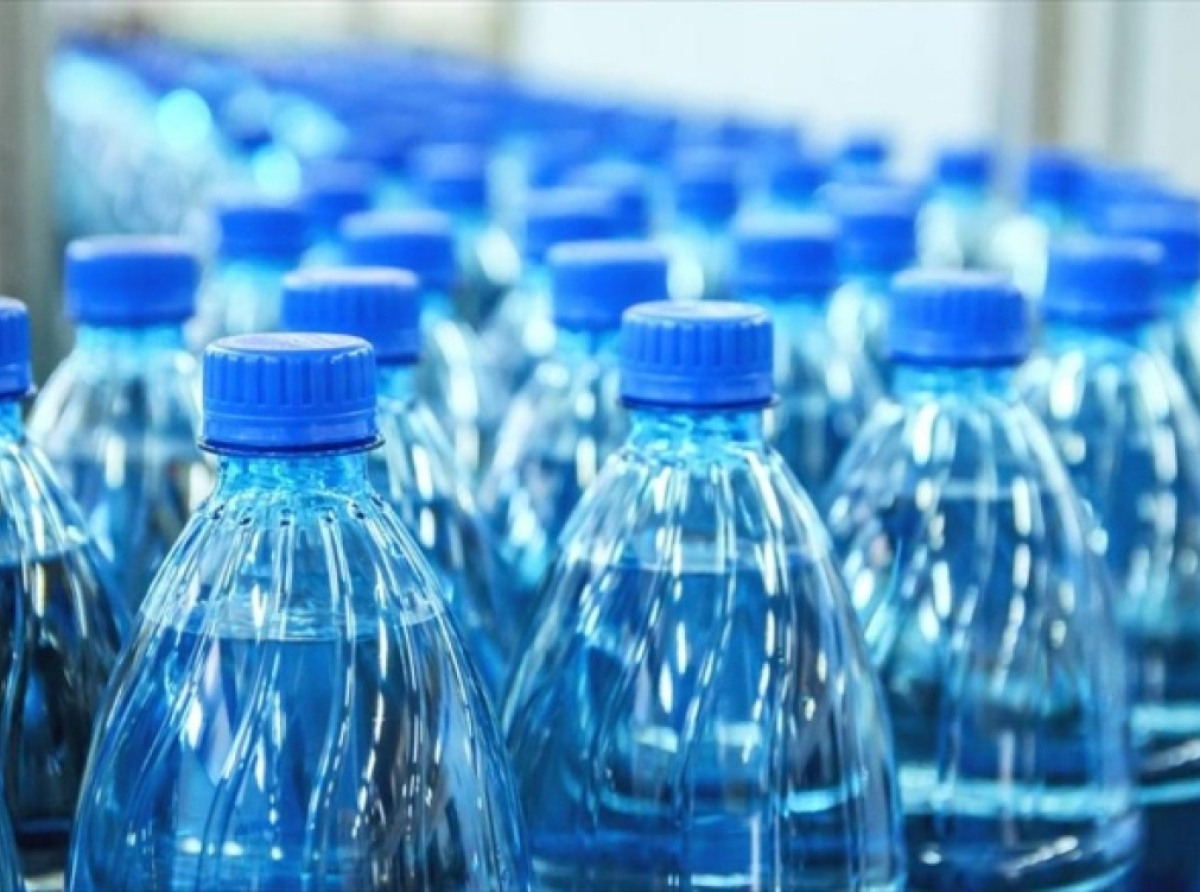 Διπλό «κύμα» αυξήσεων σε εμφιαλωμένο νερό και αναψυκτικά – Τι προβλέπει το νέο σύστημα