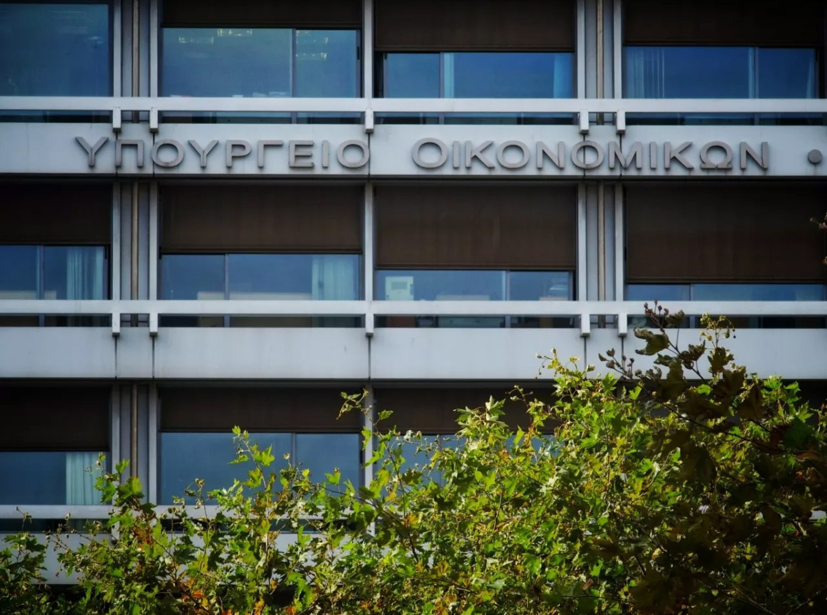 Εισφορά αλληλεγγύης 33% στις εταιρείες διύλισης – Μονιμοποιείται ο μειωμένος ΦΠΑ σε ταξί και παράδοση καφέ