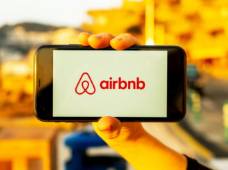 AirBnB: Φορολογικά μέτρα αντί πλαφόν ημερών και αδειών εξετάζει η κυβέρνηση 