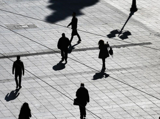 Οικονομικά ανασφαλείς σχεδόν οι μισοί Έλληνες – Ποιες ηλικίες βάζουν χρήματα στην άκρη