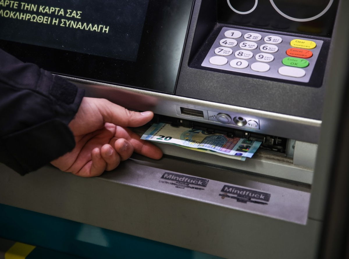 Αναλήψεις από τα ΑΤΜ των τραπεζών: Τι αλλάζει από Δευτέρα στις συναλλαγές