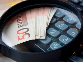 «Ηλεκτρονικό μάτι» ανοίγει φακέλους σε τράπεζες και φορείς για να βρει μαύρο χρήμα