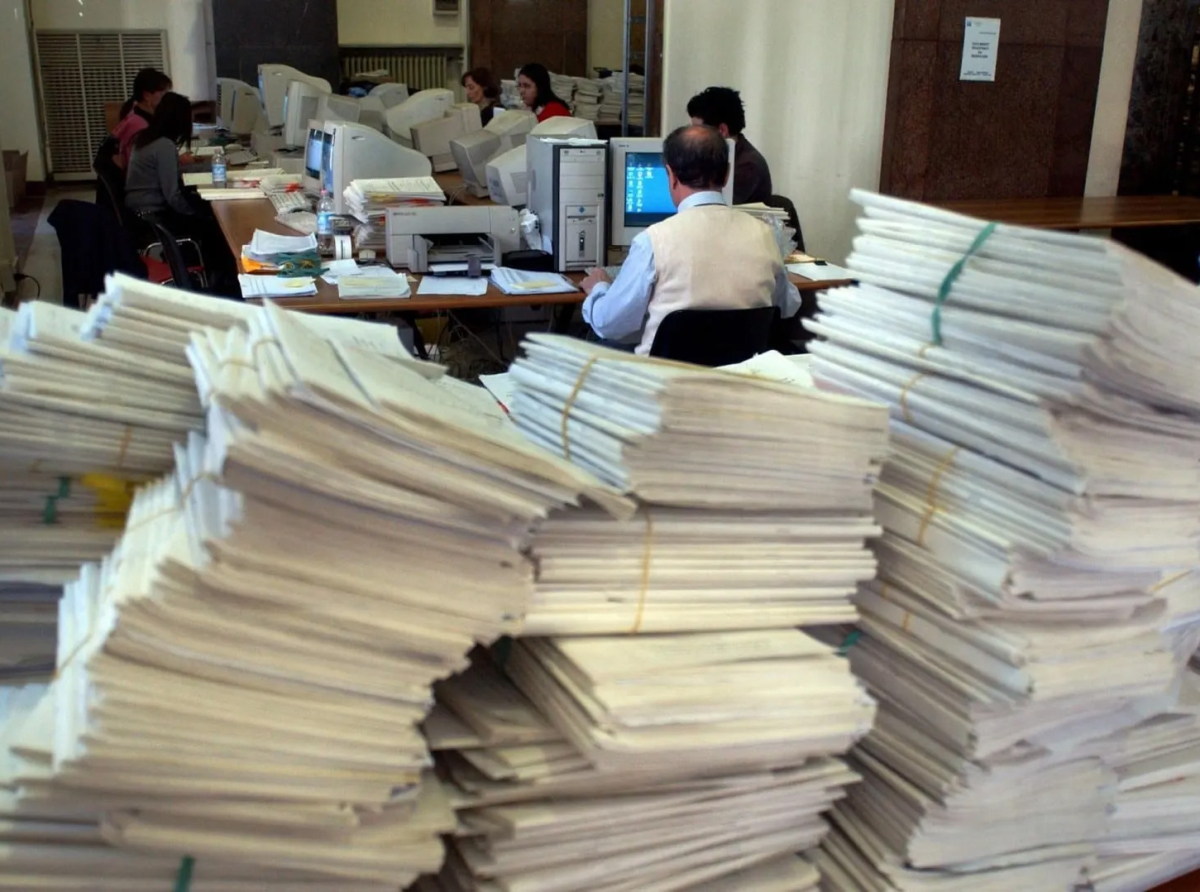 «Χαρτούρα» της Εφορίας για μία δεκαετία