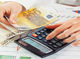 «Φουσκωμένες» ασφαλιστικές εισφορές 2026: Ποια αναμένεται να είναι τα νέα ποσά που θα πληρώσουν οι ελεύθεροι επαγγελματίες και οι αγρότες