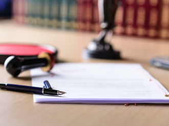 «Κίτρινες κάρτες» για τις δημόσιες συμβάσεις – Απευθείας αναθέσεις, σκιές και σωρεία παραβάσεων