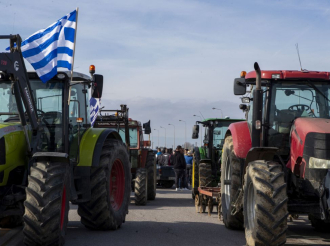 Ακρίβεια: Στα «μπλόκα» οι αγρότες, στα «κάγκελα» οι καταναλωτές