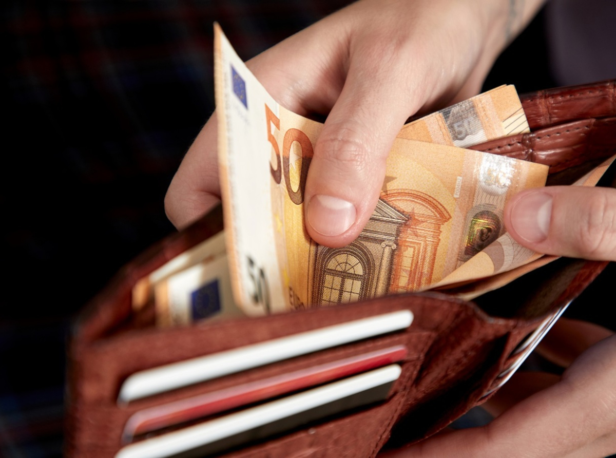 Στους τραπεζικούς λογαριασμούς σήμερα οι αυξήσεις μισθών από τη νέα φορολογική κλίμακα – Παραδείγματα