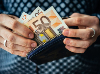 Κατώτατος μισθός 2026: Πόσο θα αυξηθεί από την 1η Απριλίου – Τι ισχύει για επιδόματα, τριετίες και Δημόσιο – Όλες οι τελευταίες πληροφορίες