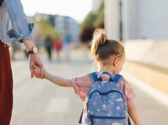 «Νταντάδες της γειτονιάς»: Σχεδόν 70.000 οι ενδιαφερόμενοι – Πότε θα «τρέξει» το πρόγραμμα